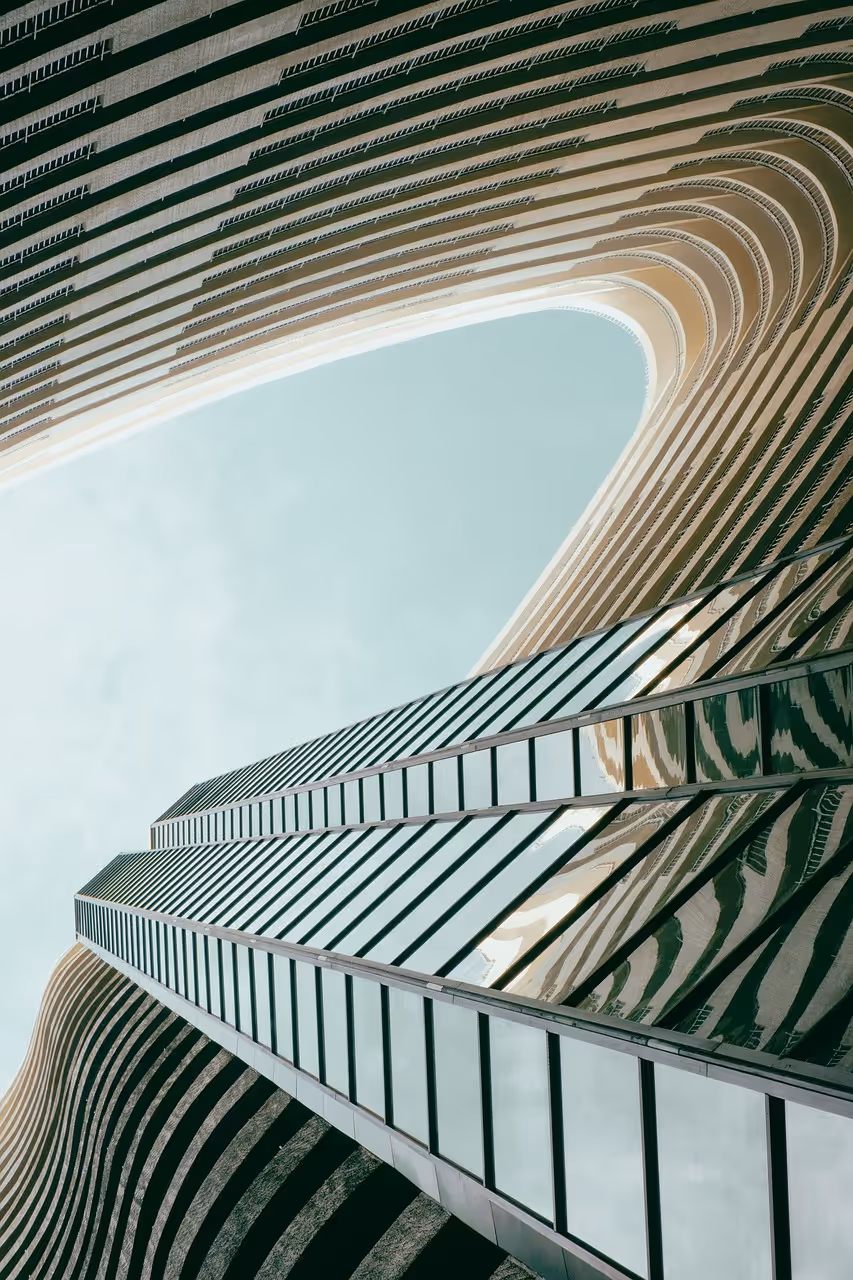 Moderne Architektur mit geschwungener Fassade