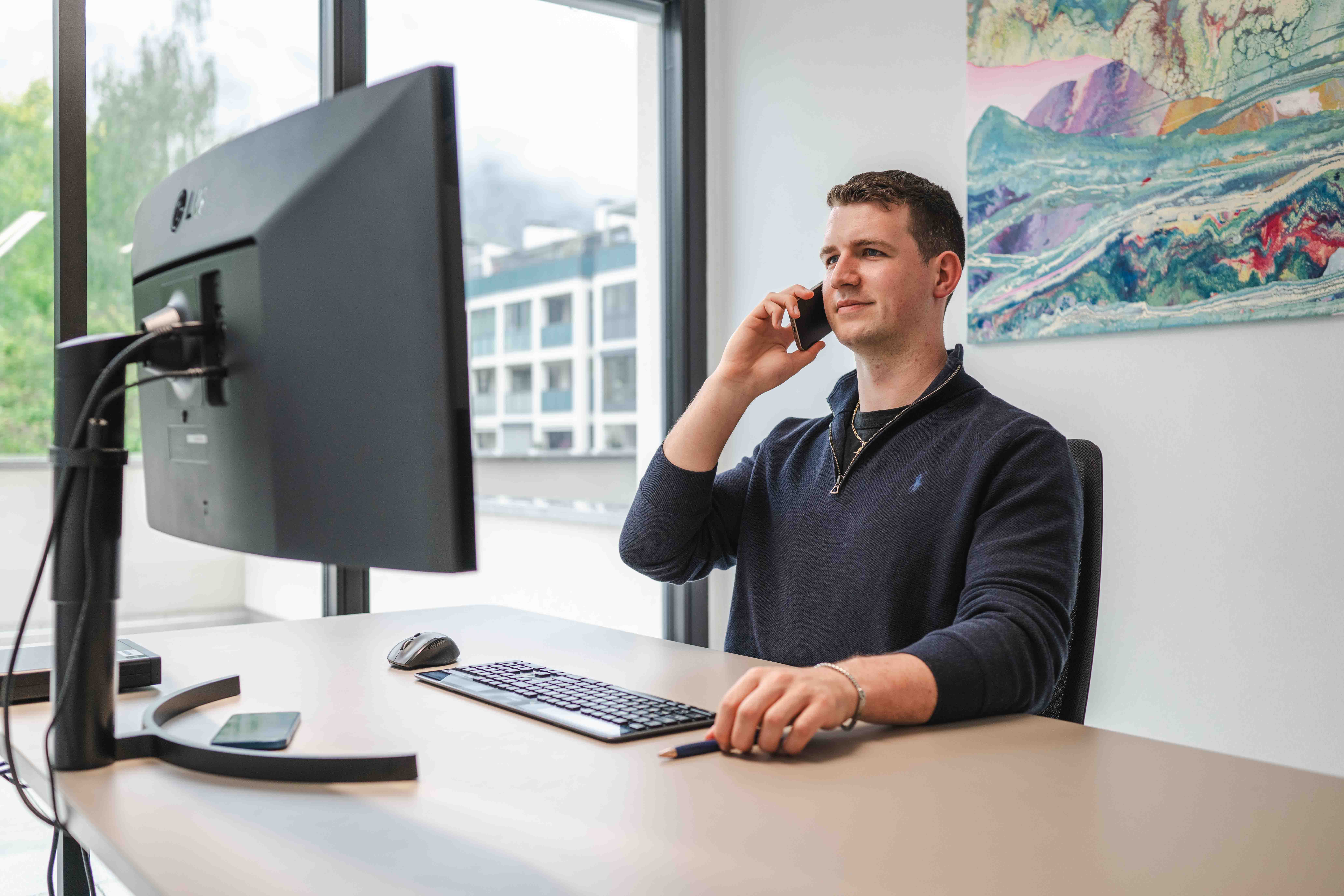 Verwalter von vewa telefoniert am Arbeitsplatz