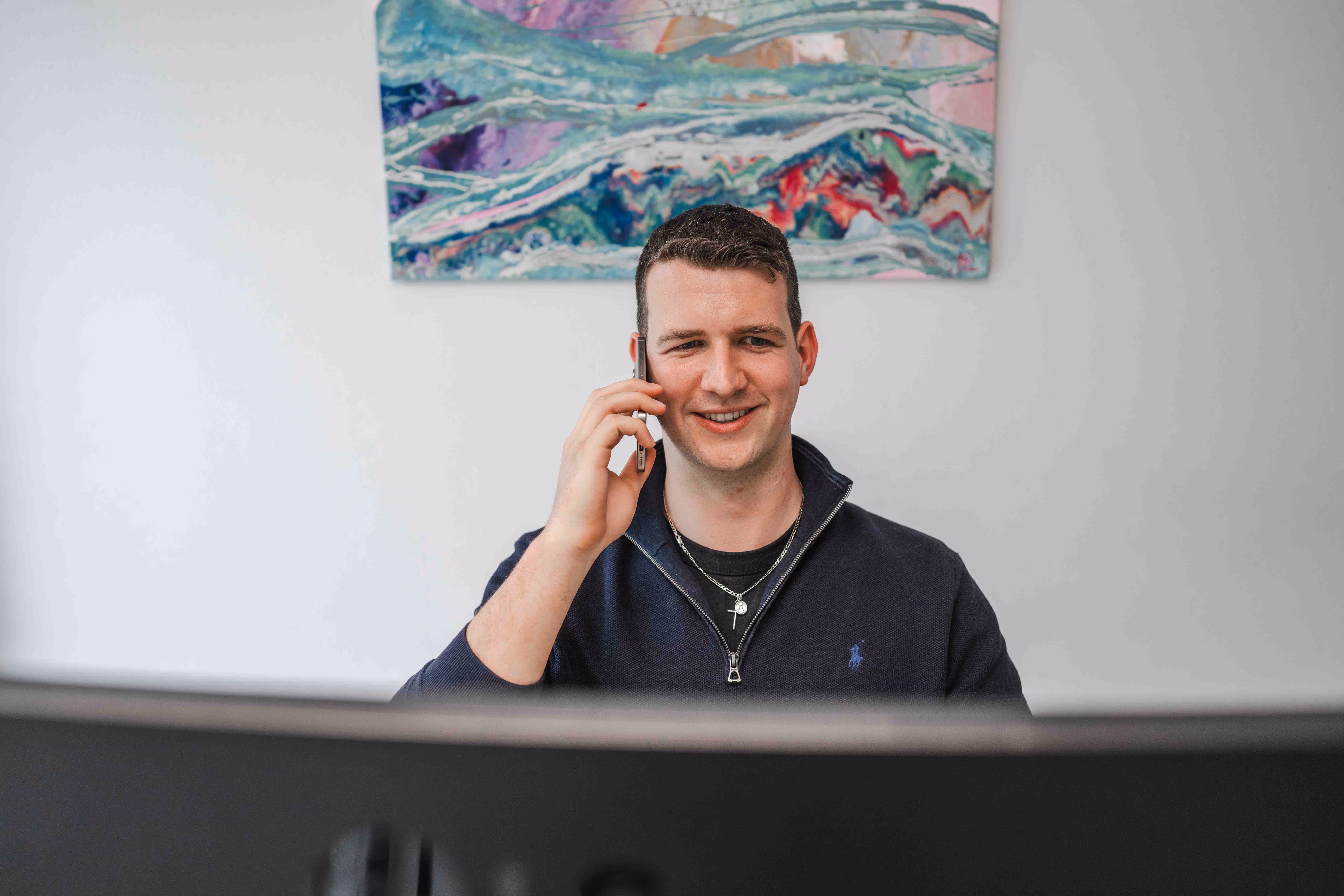 Verwalter von vewa telefoniert im Büro