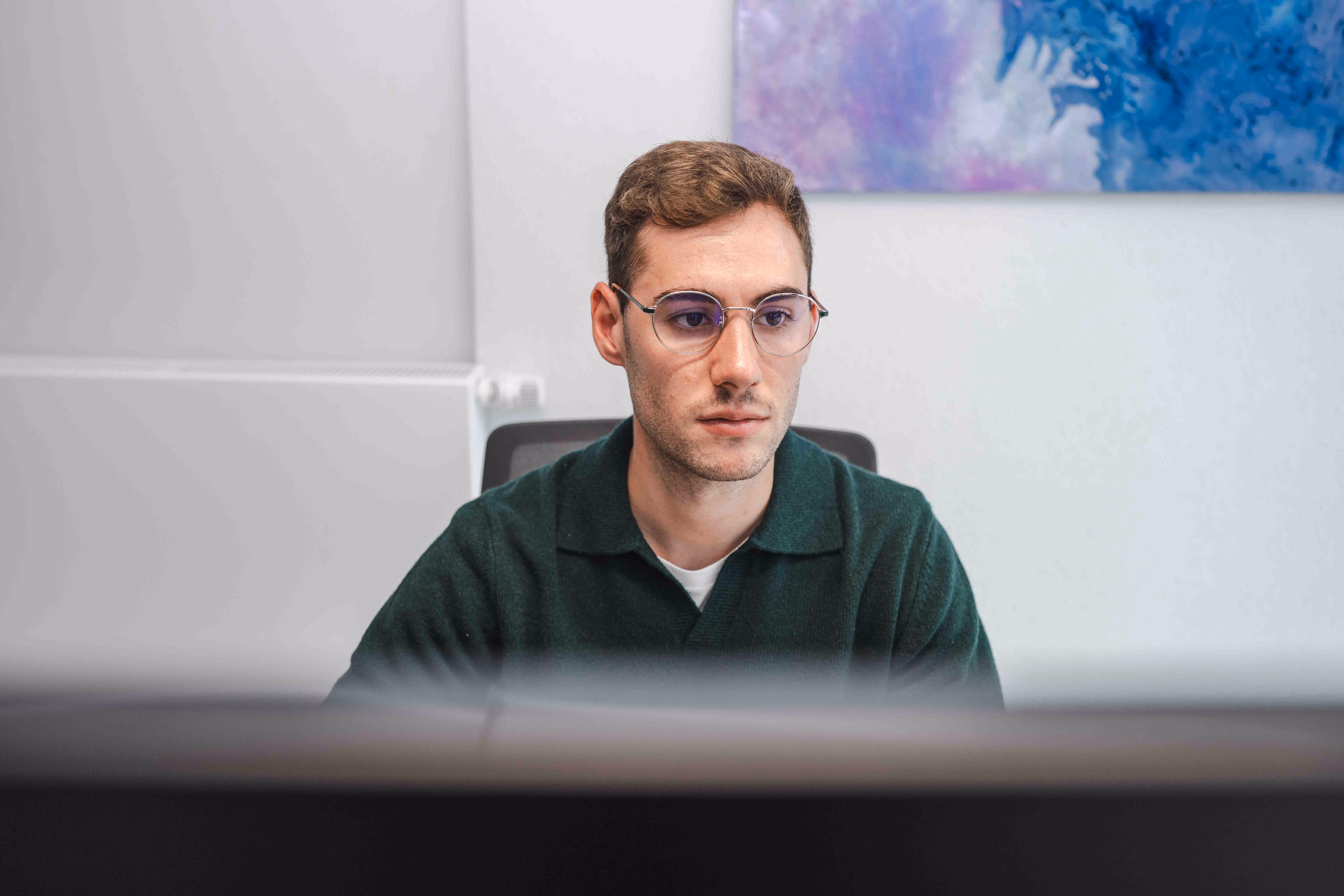 Verwalter von vewa lächelt am Schreibtisch