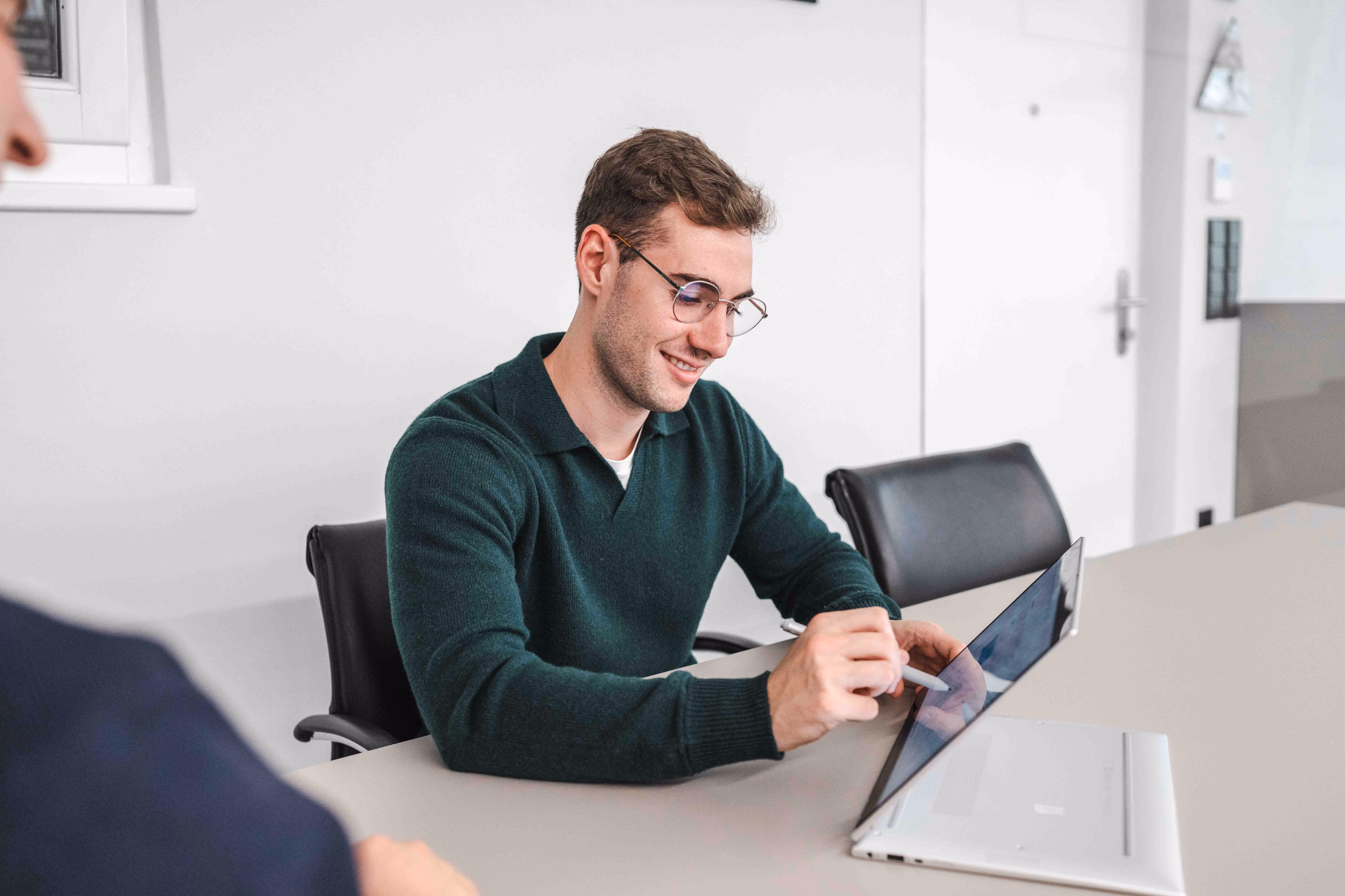 Verwalter von vewa arbeitet am Laptop