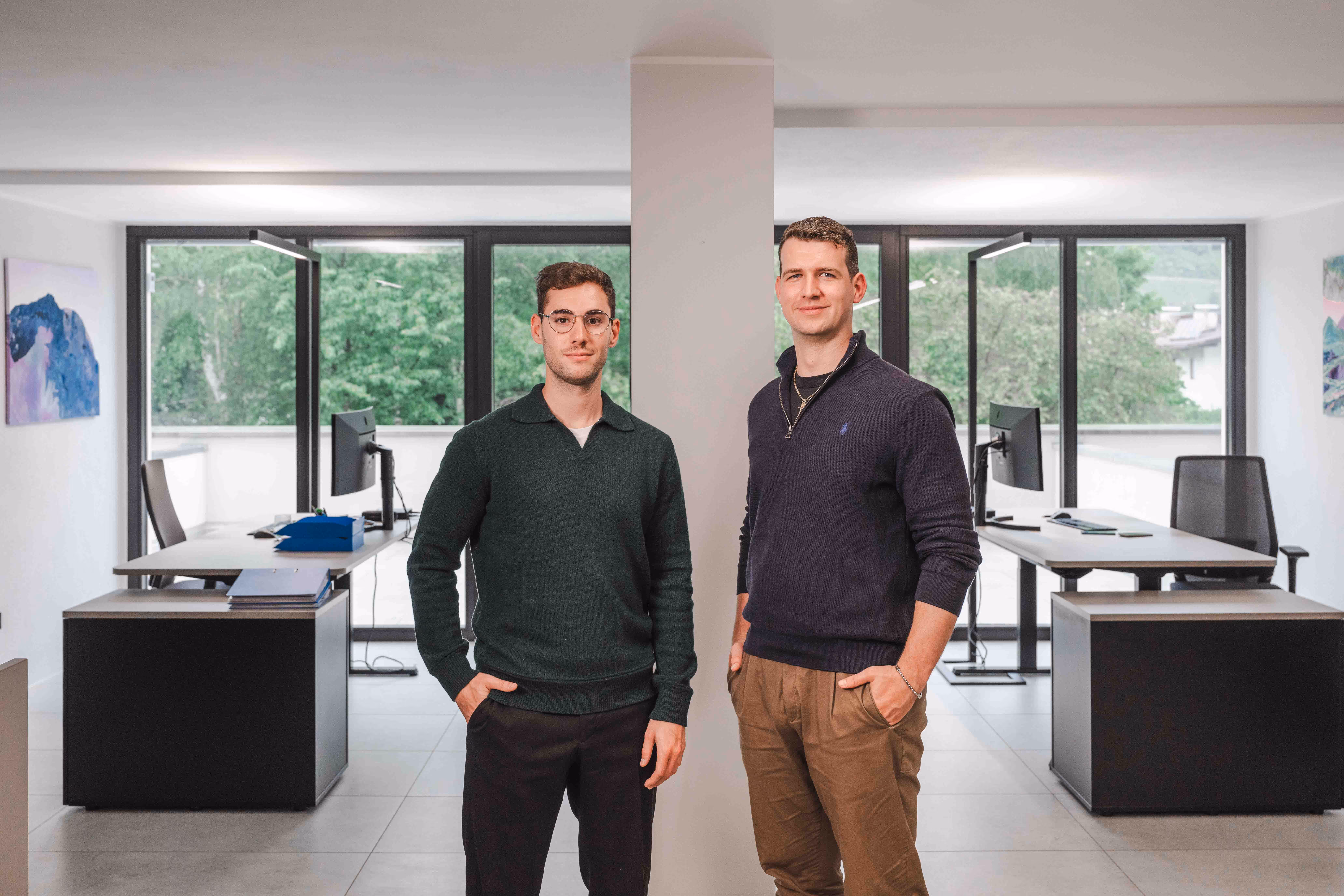 Die beiden Gründer von vewa im Büro in Brixen